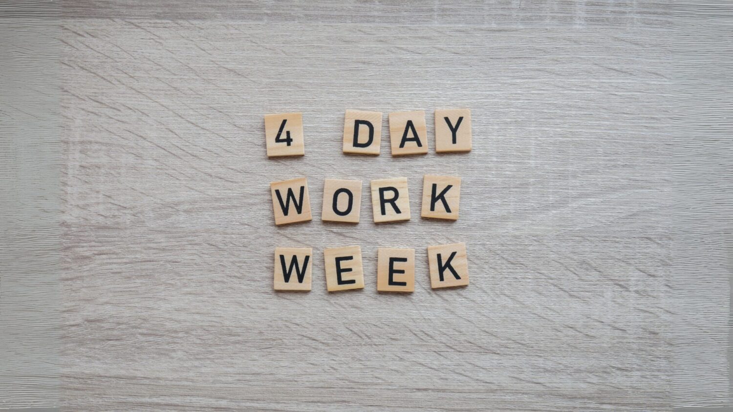 4 Tage Woche in Englisch auf quadratischen einzelnen Holzplättchen