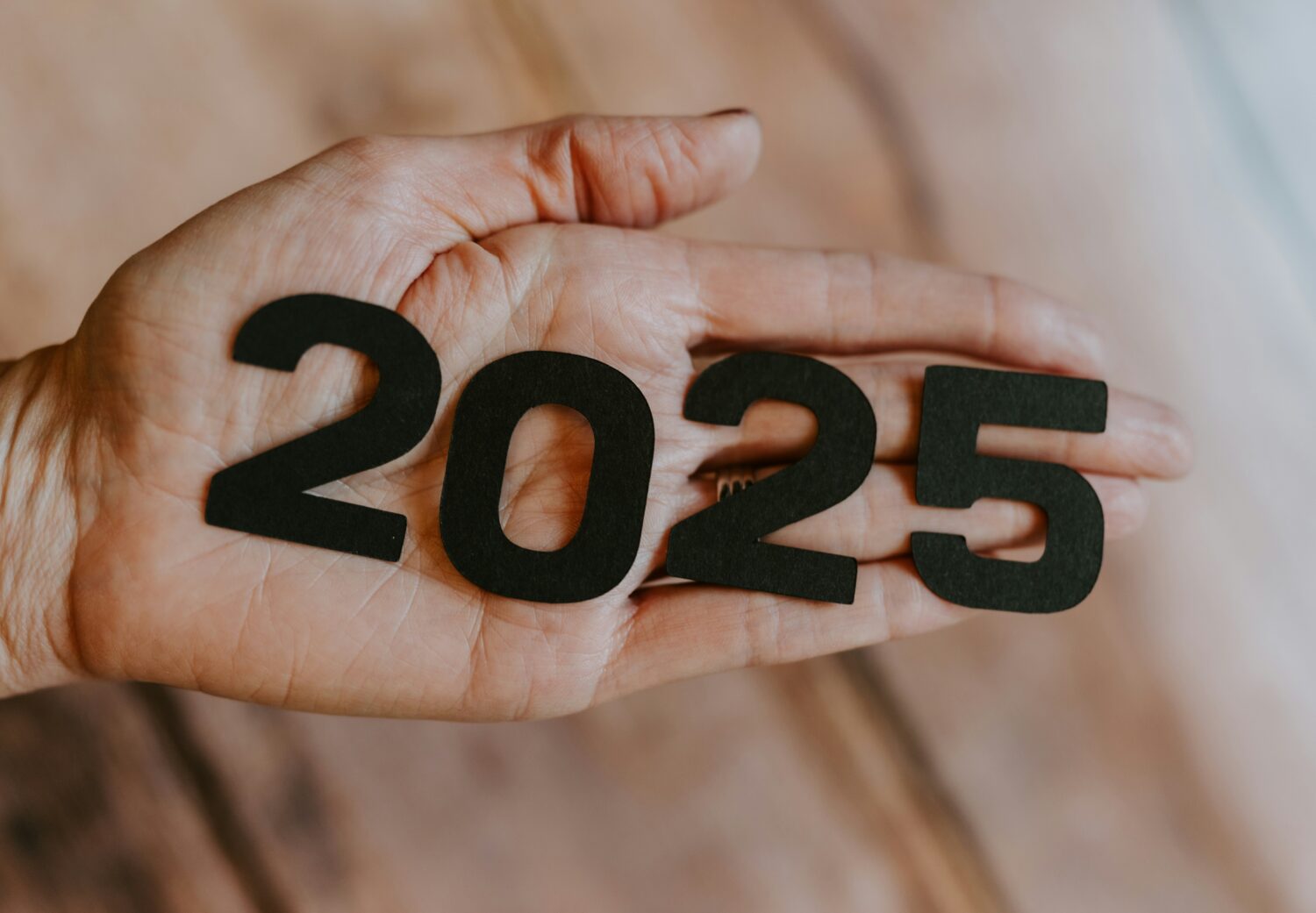 Recruiting Trends 2025 – Der Blick in die Zukunft der Talentgewinnung dargestellt durch die Zahl 2025, die auf einer Hand liegt