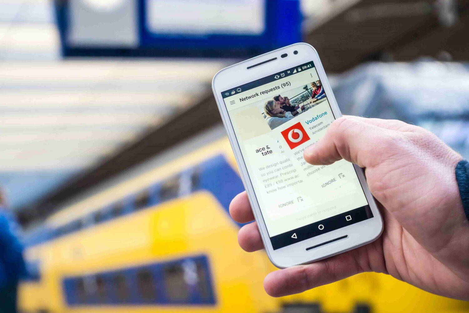 Stellenanzeigen und das Allgemeine Gleichbehandlungsgesetz (AGG): Ein Leitfaden für Arbeitgeber hier dargestellt durch ein Handy, dass in der Hand gehalten wird und eine Stellenanzeige geöffnet hat.