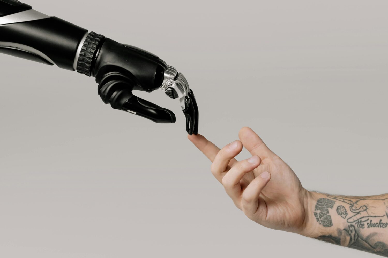 ki meets personalarbeit symbolisiert roboterarm, der menschenarm berührt