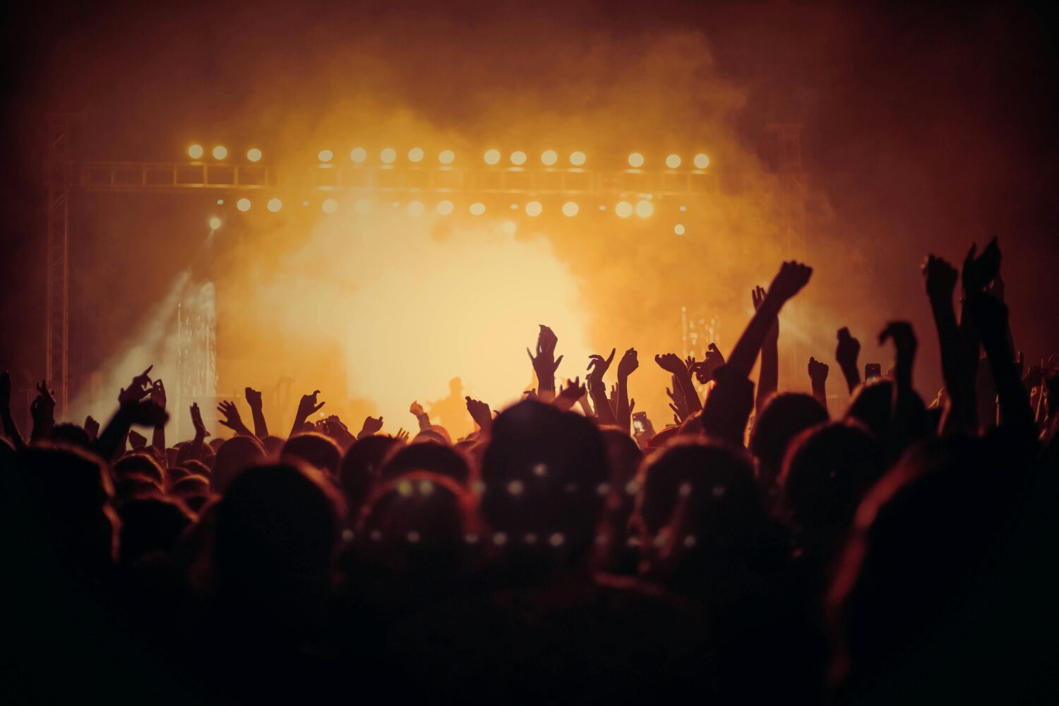 Konzert mit orangenem Licht