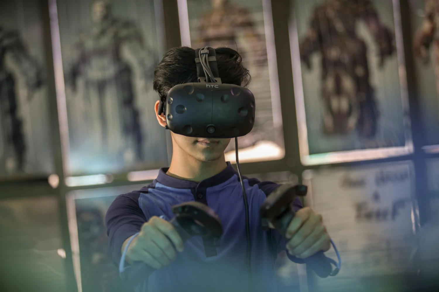 Ein Junge mit VR-Brille steht in seinem Zimmer. Er durchläuft das Recruitainment